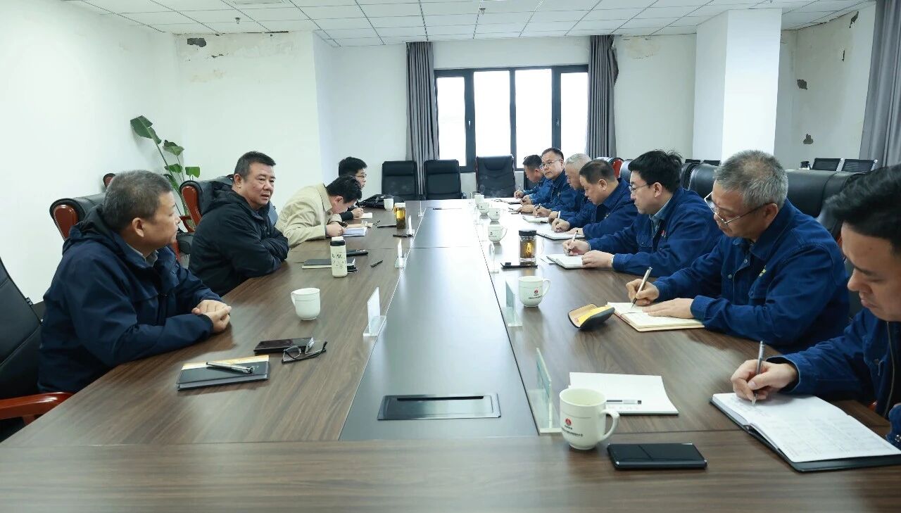 許曉增到漢鋼公司與領(lǐng)導(dǎo)班子談心談話并現(xiàn)場調(diào)研